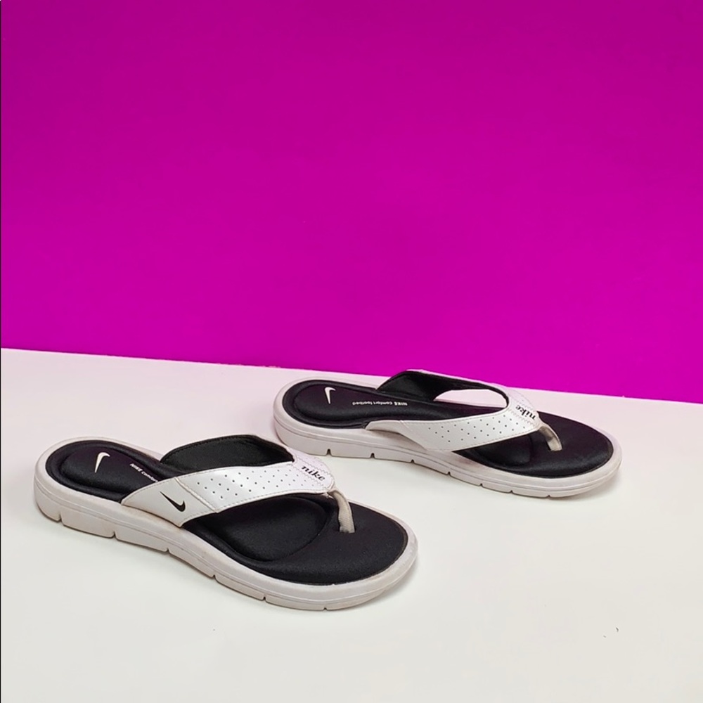 Nike flip flops with comfort foot bed Size 9